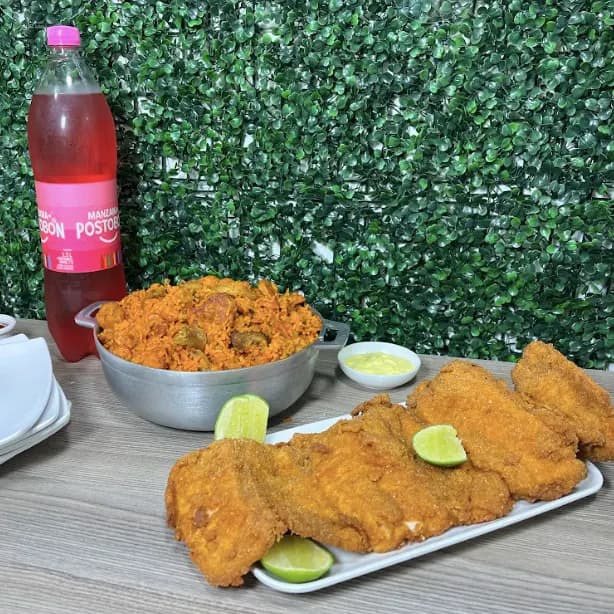 Combo Chuletón Familiar: 3.000 gramos de arroz (paisa, ranchero, carnes ahumadas o montañero), 400 gramos chuletón de cerdo, guandolo 2 litros o gaseosa 1,5 litros