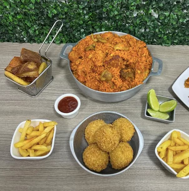 Combo Mediano Ranchero Con Trozos De Chicharrón: 2.000 gramos de arroz ranchero, 5 croquetas de maduro, 2 porciones de papa 100 gramos, 400 gramos de trozos de chicharrón, guandolo 2 litros o gaseosa 1,5 litros