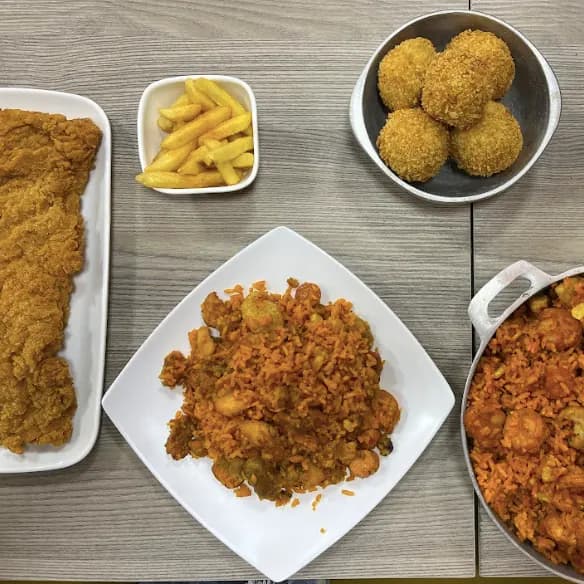 Combo Quindío Mediano: 2.000 gramos de arroz (paisa o ranchero), 5 croquetas de maduro, 2 porciones de papa 100 gramos, una chuleta de cerdo 200 gramos, guandolo 2 litros o gaseosa 1,5 litros