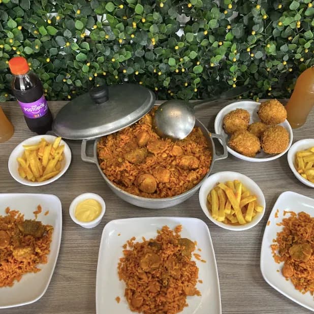 Combo Quindío Trío: 1.300 gramos de arroz (paisa o ranchero), 5 croquetas de maduro, 3 porciones de papa 100 gramos y 3 bebidas 250 mililitros