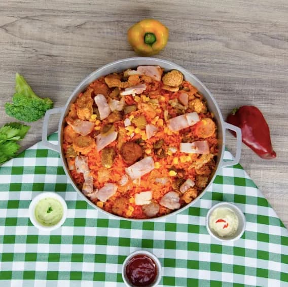 Gran Caldas Montañero Familiar: Longaniza de la casa, lomo de cerdo, tocineta, chicharrón, plátano maduro y maíz tierno