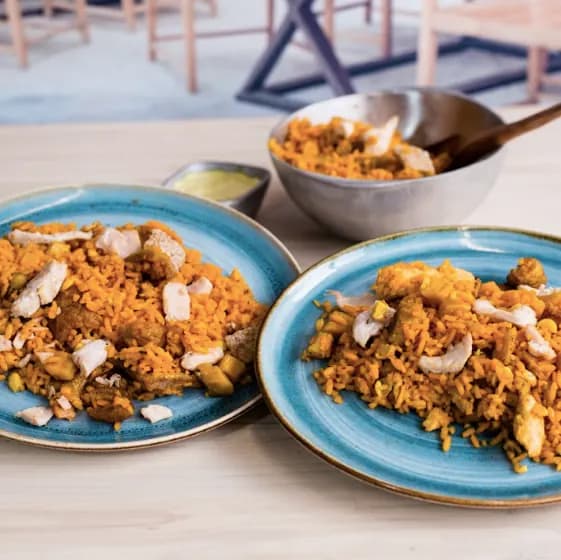 Gran Caldas Paisa Dúo: Pollo, chicharrón, plátano maduro y maíz tierno