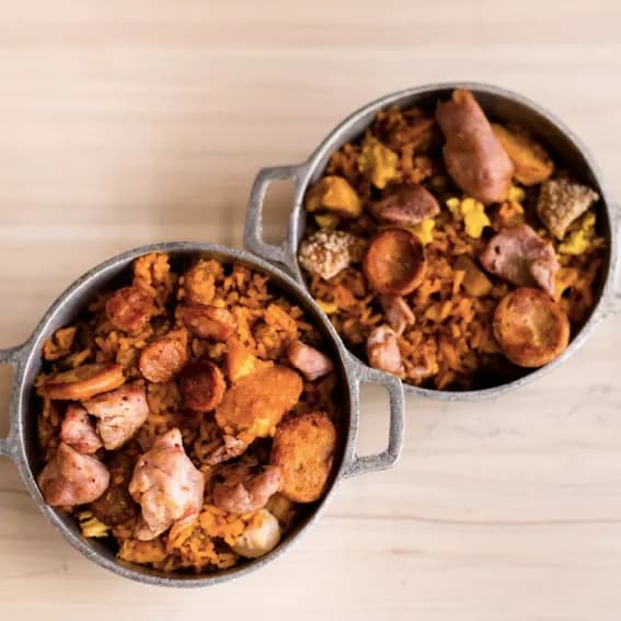 Gran Caldas Ranchero Dúo: Lomo de cerdo, chorizo de la casa, salchicha artesanal, plátano maduro, chicharrón y maíz tierno.